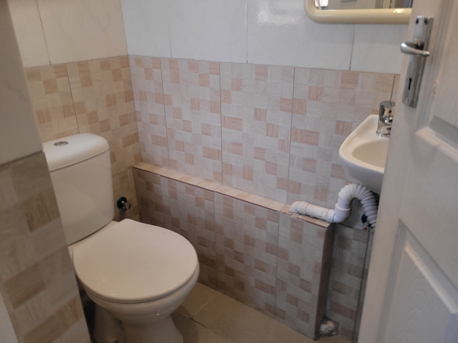 To Let 1 Bedroom Property for Rent in Goodwood Estate Western Cape